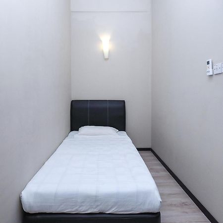 Spot On 89838 Lm Residence Miri Εξωτερικό φωτογραφία