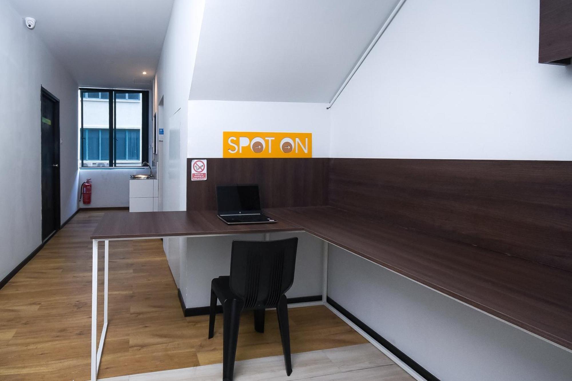 Spot On 89838 Lm Residence Miri Εξωτερικό φωτογραφία