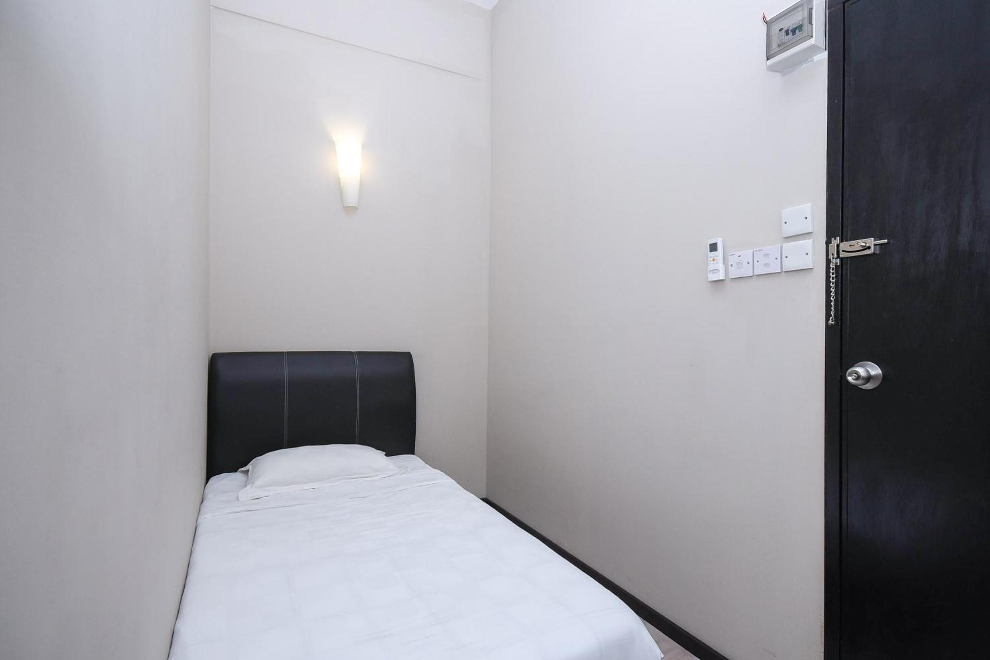 Spot On 89838 Lm Residence Miri Εξωτερικό φωτογραφία