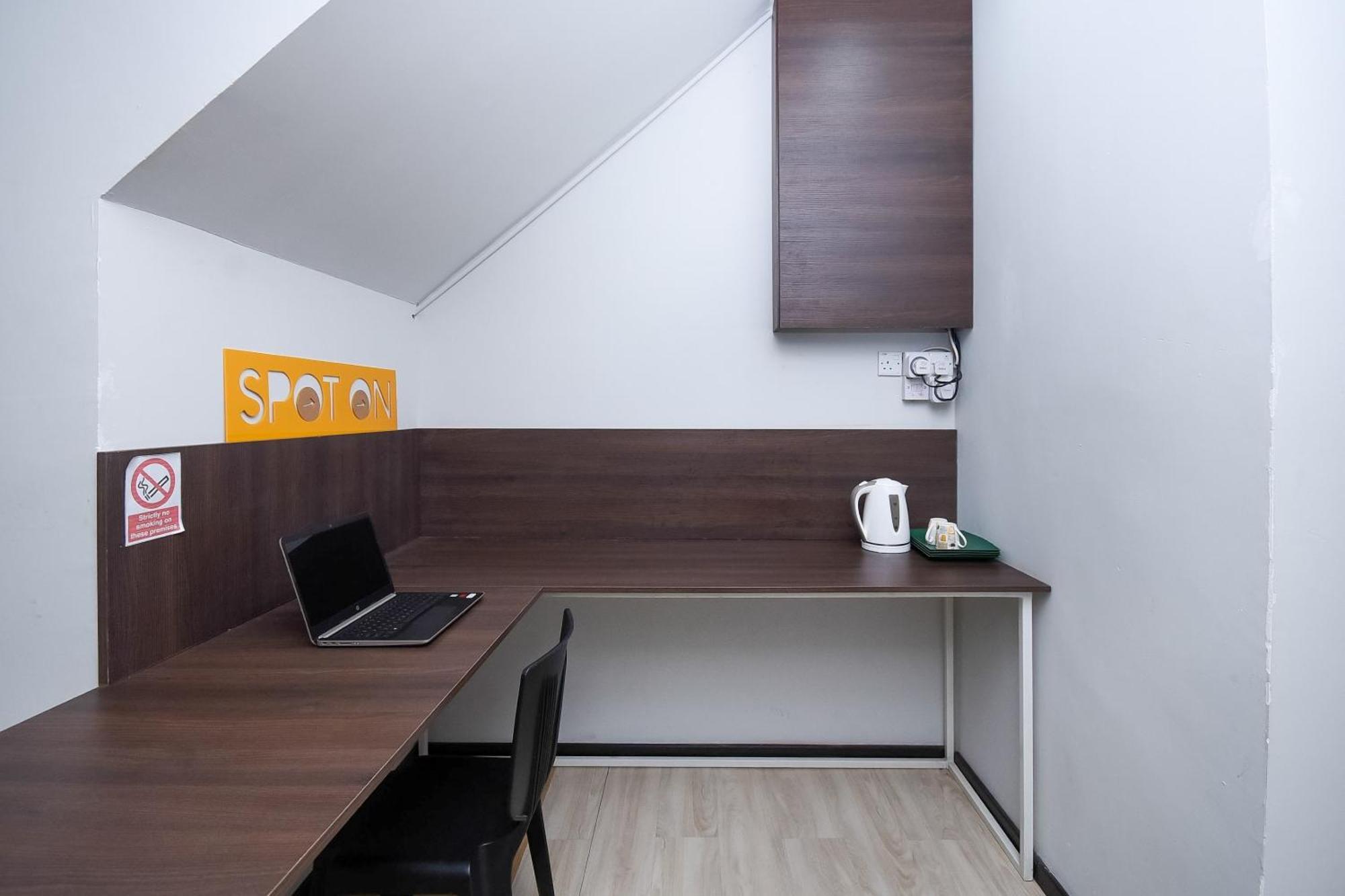 Spot On 89838 Lm Residence Miri Εξωτερικό φωτογραφία
